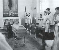 [Image: Lefebvre_body_in_chapel.jpg]