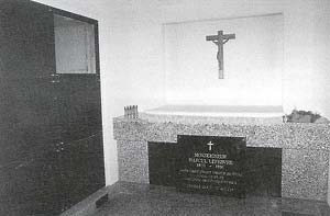 [Image: Lefebvre_funeral_vault.jpg]